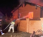 В Астрахани загоревшиеся два частных дома тушили более четырех часов