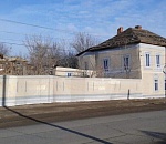 Фото дня: в Астрахани попытка скрыть аварийное здание не удалась