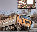 На Больших Исадах при строительстве остановки завалился самосвал