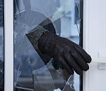 В Астрахани налетчик привязал старушку к кровати и требовал денег