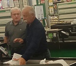 Леонид Якубович совершал покупки в астраханском супермаркете