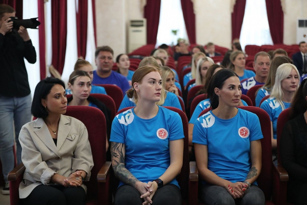 Игорь Бабушкин пожелал удачи в новом сезоне гандболистам «Астраханочки» и «Динамо»