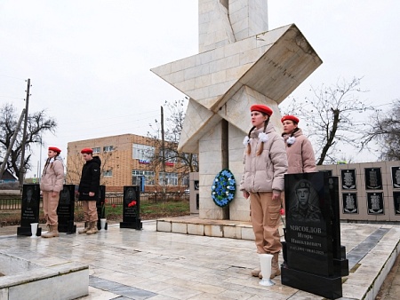 В астраханском селе открыли воинские стелы и «Парты Героев» в память о погибших бойцах СВО