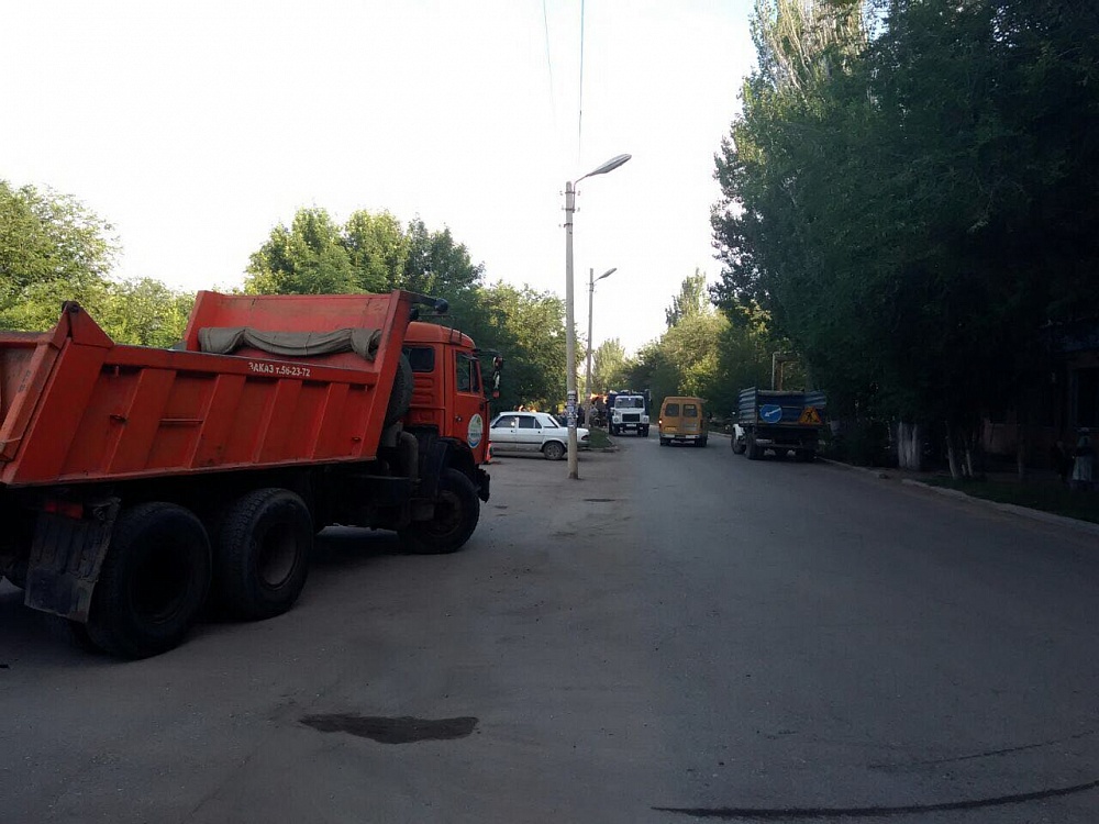 Администрация Астрахани убрала мусорные баррикады на ул. Сун-Ят-Сена 