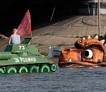 "Лохнесское чудовище " победило в заплыве самодельных кораблей в Астрахани