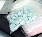 Доброй ночи: астраханец хранил в спальне наркотики и около полумиллиона рублей