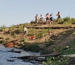 Рыбалка в Астраханской области обернулась неожиданностью для компании молодых людей