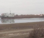 Под Астраханью застряло судно с моряками