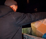 Астраханцы ищут еду на помойках города. Видео