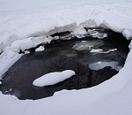 Трагедия в Володарском районе: мотороллер с водителем провалился под лед