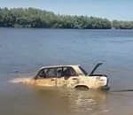 В Астрахани со дна реки достали автомобиль