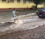 По волнам: астраханский Ной открыл сезон вейкбординга по лужам