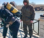 Под Астраханью водолазы достали со дна труп мужчины, утонувшего 8 марта