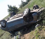 На астраханской трассе опрокинулся автомобиль: пострадали двое детей