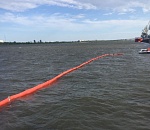 Волгу в Астрахани вновь испачкали нефтепродуктами