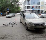 В центре Астрахани таксист сбил велосипедиста