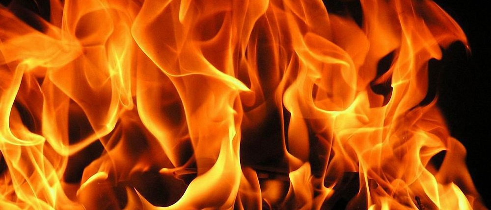 Огнеопасные сутки: жилой и заброшенный дома, пекарня и автобус сгорели в Астрахани