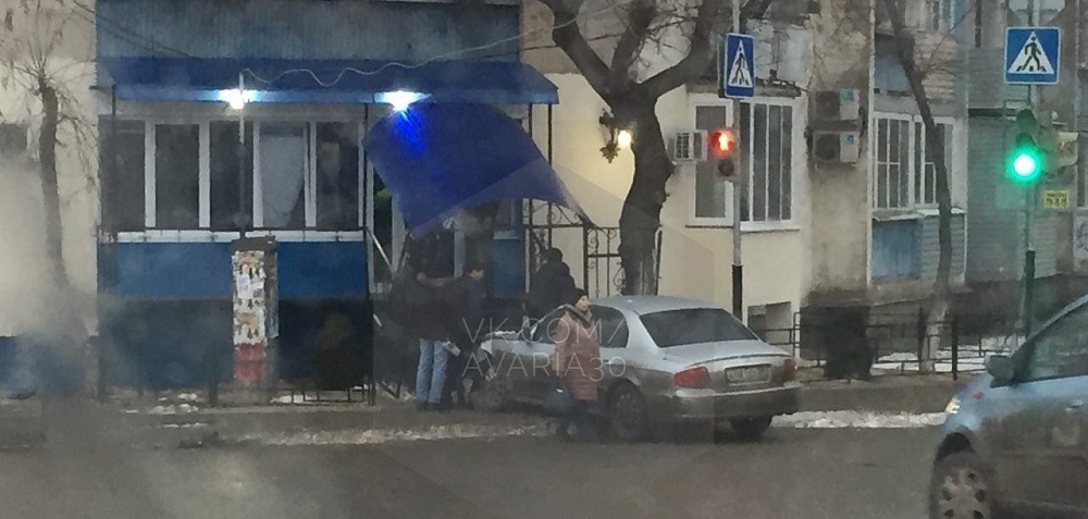 Под крышей дома твоего: в Астрахани автомобиль заехал на крыльцо