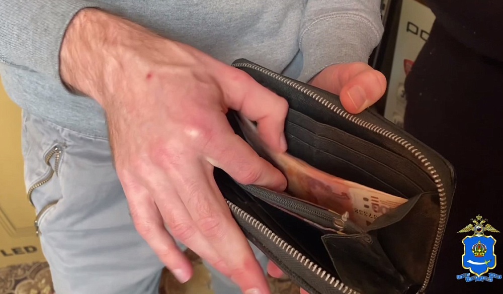 В Астрахани «виновница ДТП» своим внезапным появлением спасла бабушкины деньги и помогла задержать мошенника