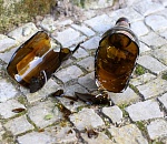 В Астрахани два пассажира такси набросились на водителя с "розочкой"