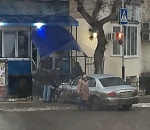 Под крышей дома твоего: в Астрахани автомобиль заехал на крыльцо