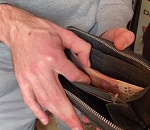 В Астрахани «виновница ДТП» своим внезапным появлением спасла бабушкины деньги и помогла задержать мошенника