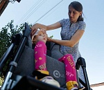 Домик на колесах для особенных детей: ЛУКОЙЛ подарил астраханским семьям новые коляски