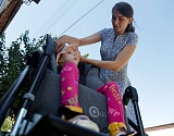Домик на колесах для особенных детей: ЛУКОЙЛ подарил астраханским семьям новые коляски