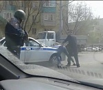 В Астрахани посреди улицы вооруженная полиция провела задержание