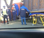 В Астрахани водителя большегруза, врезавшегося в дерево, зажало в кабине