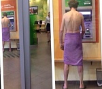 Фото дня: полуголый астраханец красуется перед банкоматом