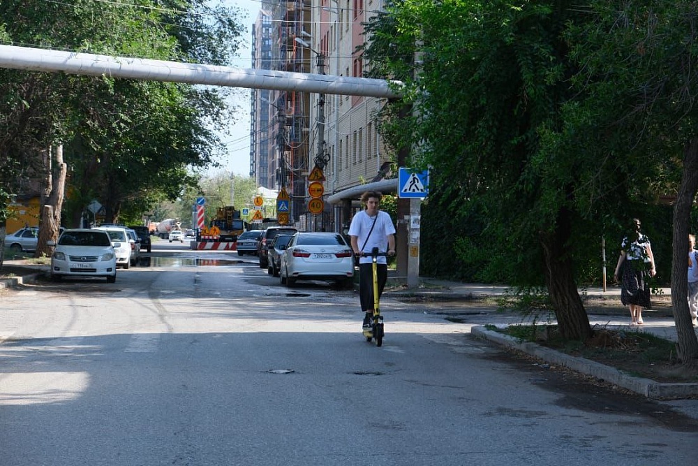 Власти Астрахани готовы полностью запретить электросамокаты на улицах города 