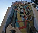 На одной из улиц Астрахани нарисовали картину на всю стену шестиэтажного дома