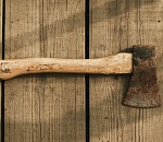 Астраханка чудом осталась жива после ударов топором от супруга