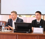 Молодые астраханцы провели тест-драйв кресел в городской администрации 