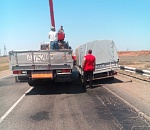 Под Астраханью полицейские помогли водителю сломавшегося грузовика