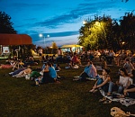 Астраханцев приглашают посмотреть мультфильм в летнем кинотеатре