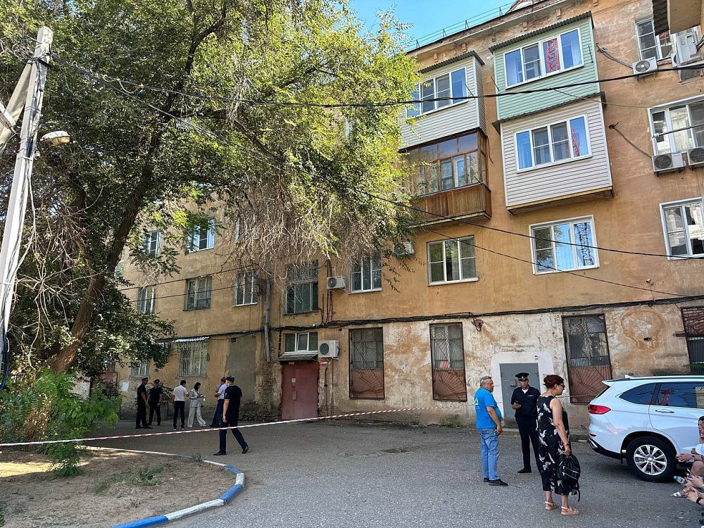 В Астрахани на Татищева у многоэтажного дома сдвинулась плита перекрытия 
