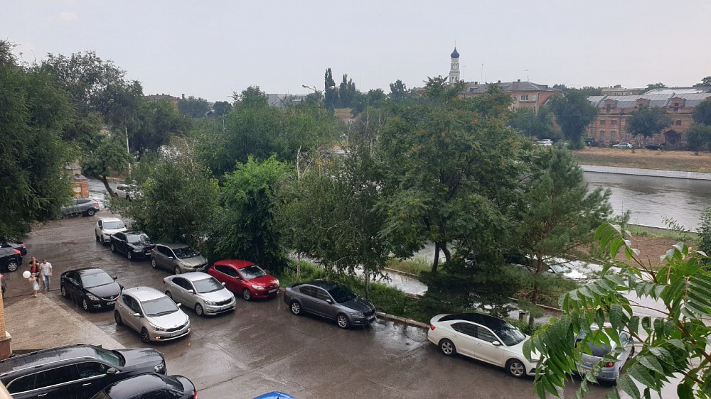 В Астрахани ливанул дождь. Коммунальщики переведены в режим повышенной готовности