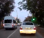 В Астрахани маршрутка с пассажирами внаглую выехала на встречку: видео
