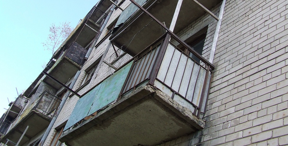 В Астрахани парень упал с балкона пятого этажа: его доставили в реанимацию