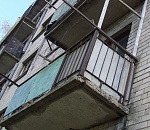 В Астрахани парень упал с балкона пятого этажа: его доставили в реанимацию