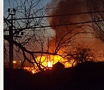 Пламя от горящего камыша на ер. Казачий подошло вплотную к домам