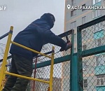Спортплощадку, на которую астраханцы пожаловались президенту, начали ремонтировать 