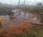 На севере Астраханской области из старой скважины течет ржавая вода с запахом сероводорода