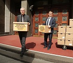 Лидер астраханских эсеров отнес в Госдуму 36 коробок с подписями против пенсионной реформы 