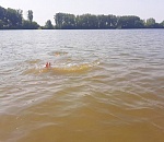 Астраханские спасатели вытащили из воды тонущую девочку