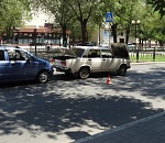 В Астрахани после ДТП "семерку" отбросило на студентку, стоявшую на пешеходном переходе