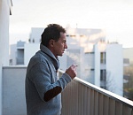 В Астрахани курильщик спалил балкон