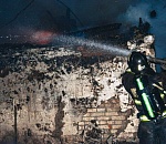 Ночью в центре Астрахани больше часа горели два жилых дома